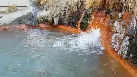 埃尔布鲁斯山脚下的温泉热疗浴的地方是洁丽素冒泡泼水红色视频的预览图