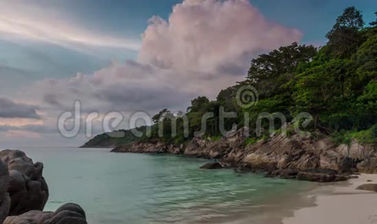 日落天空普吉岛自由海滩全景4k时间流逝泰国视频的预览图