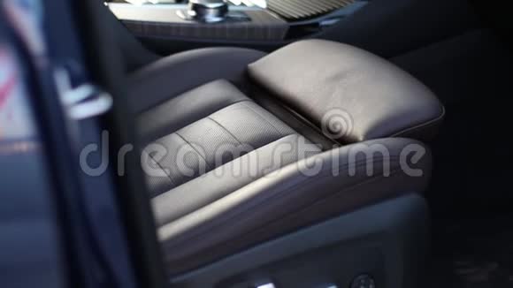 座椅由棕色皮革制成内部有穿孔的高级汽车视频的预览图