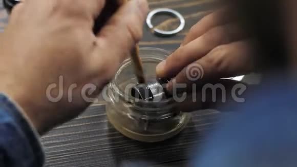 主人用刷子在一种特殊的液体中清洗内镜头外壳修理旧的手动镜头4k25fps视频的预览图