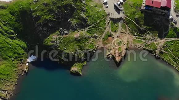 罗马尼亚巴莱亚山上一个自上而下干净的景色视频的预览图