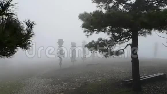 帕蒂戈尔斯克度假小镇的雾天气马舒克山顶强大风旅游区视频的预览图