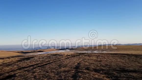 卡巴尔迪诺巴尔干共和国高加索高原秋天去俄罗斯旅游田野上的干草和雪视频的预览图