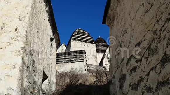北奥塞梯阿拉尼亚的死达尔加夫斯市的万人坑漂亮石头建筑鹅卵石街道视频的预览图