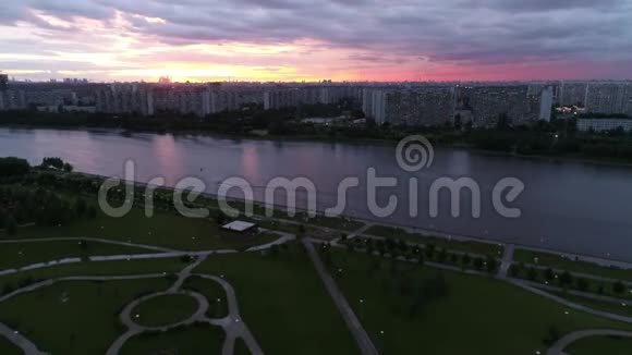 城市和河景在黄昏视频的预览图