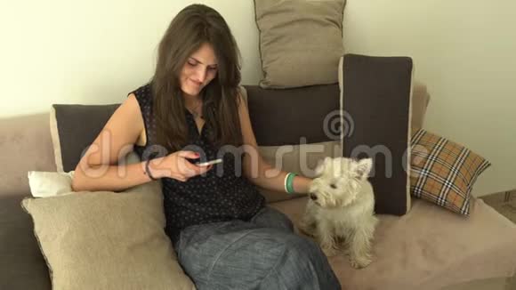 幸福的女人微笑着看着相机抚摸着她的狗宠物视频的预览图
