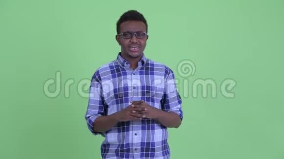 快乐的年轻非洲潮男在镜头前视频的预览图