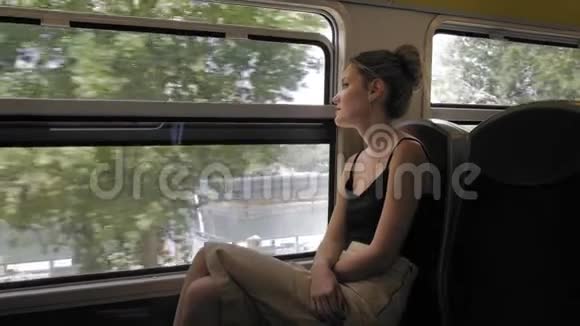 美丽的白人女性游客乘地铁穿越巴黎慢动作视频的预览图