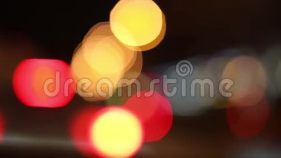 晚上在城里交通堵塞动作模糊汽车前灯视频的预览图