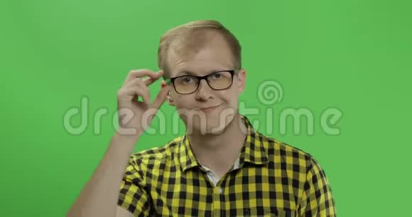 戴眼镜的白人时髦男人非常情绪化地庆祝某件事视频的预览图