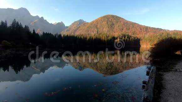 在拉吉迪富辛湖留下平底锅在平静的水面上倒映阿尔卑斯山脉视频的预览图