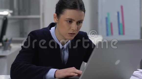 女员工关闭手提电脑工作负荷过重职业倦怠视频的预览图
