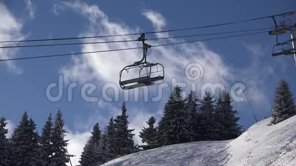 阿尔卑斯山滑雪缆车高山缆车冬季运动游客滑雪视频的预览图