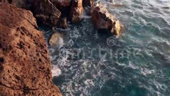 海水冲刷着岩石海岸视频的预览图