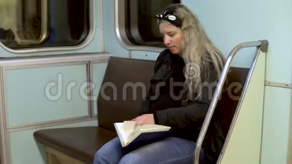 一位孕妇正在地铁火车上看书旧地铁列车视频的预览图