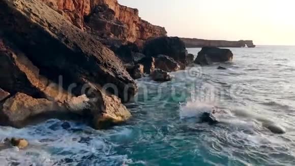 岩石正在被海洋冲走旅游度假度假的理念视频的预览图