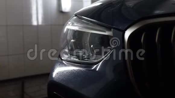 在蓝色SUV上LED低光束大灯打开车库里的车特写镜头视频的预览图