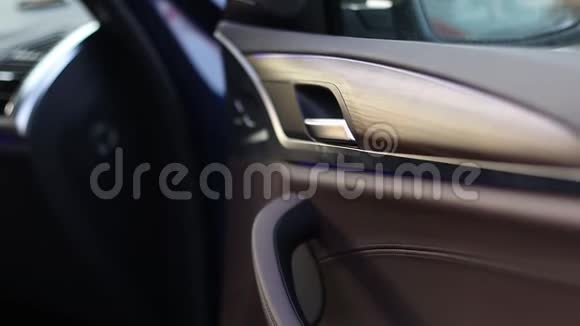 车门把手在汽车上的特写门用皮革修边门缝大视频的预览图