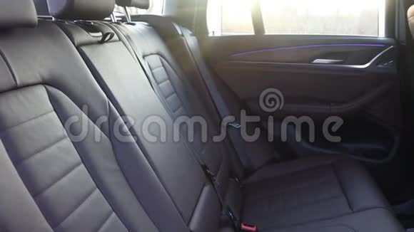棕色皮革后座在高级SUV门与LED照明和木材装饰视频的预览图