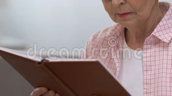 老妇人在看书摘下眼镜患有视力问题视频的预览图