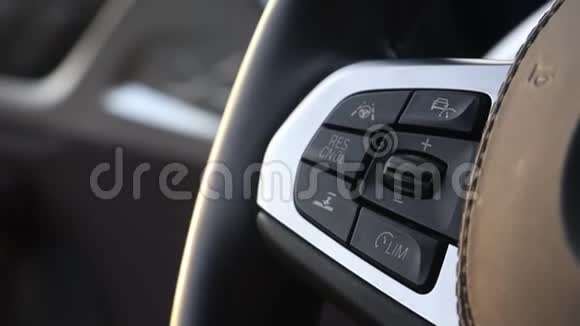 位于汽车多功能方向盘上的自动巡航控制黑色控制按钮视频的预览图