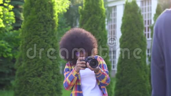 公园街上一位年轻的非裔美国女摄影师正在微笑的肖像视频的预览图
