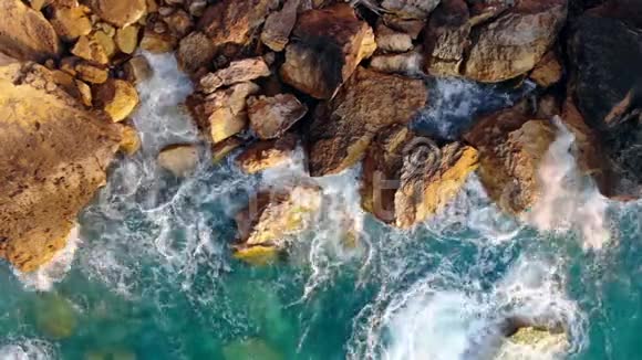 海浪拍打着希腊的高崖视频的预览图