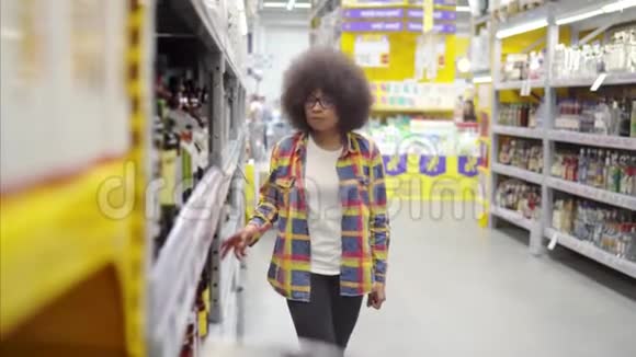 有非洲发型的小偷在超市里视频的预览图