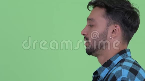 被采访的快乐年轻留胡子的波斯时髦男人的侧写视频的预览图