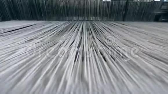 厚厚的白色线缝在一个特写纺织生产线视频的预览图