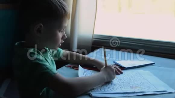 孩子在火车上画画视频的预览图