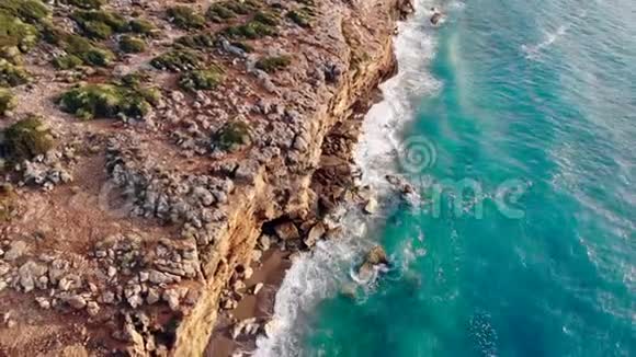 海边的悬崖和巨浪视频的预览图