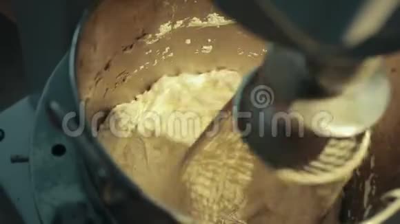 混合不同的成分糖黄油鸡蛋做奶油做蛋糕接近视频的预览图