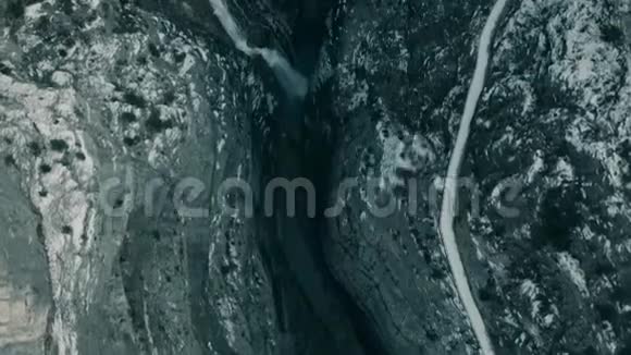 峡谷和大坝的鸟瞰图视频的预览图