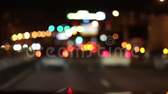 视频背景模糊大都市的夜间交通灯视频的预览图