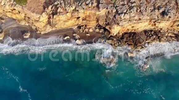 海水冲刷海岸的俯视图旅游度假度假的理念视频的预览图