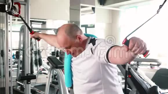 人在健身房使用运动机视频的预览图