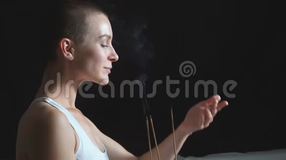 适合白种人的女人冥想黑色背景视频的预览图