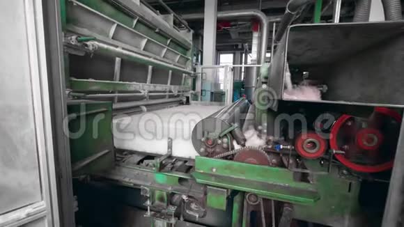 工厂机器在传送带上滚动聚酯纤维视频的预览图