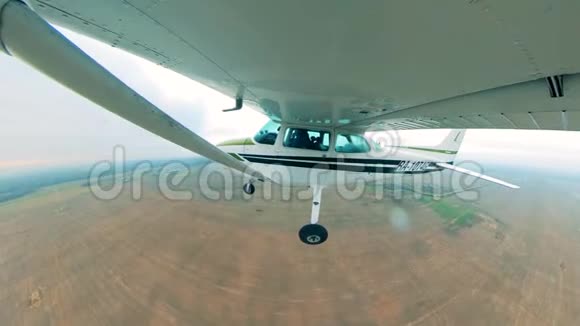轻型飞机飞过田野视频的预览图
