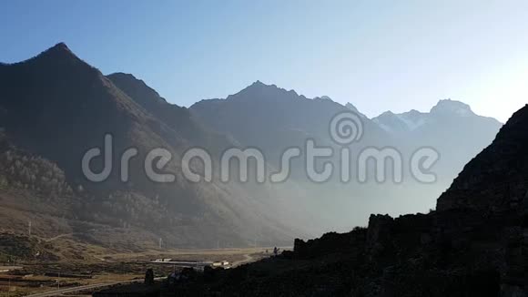 俄罗斯卡巴迪诺巴尔干共和国山区日落山中的秋天视频的预览图