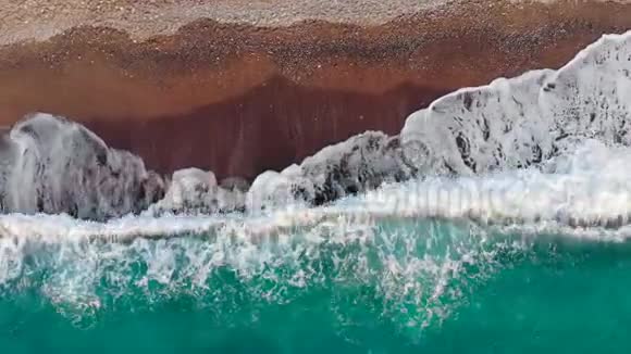 海面上的海浪正以最高的视角冲刷着海岸旅游度假度假的理念视频的预览图