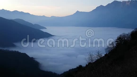 高加索山脉的全景傍晚的日落山里的雾霾峡谷中的云令人难以置信的美丽视频的预览图