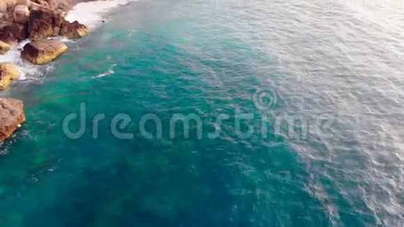 清澈的大海拍打着高高的悬崖海洋海岸野生自然概念视频的预览图