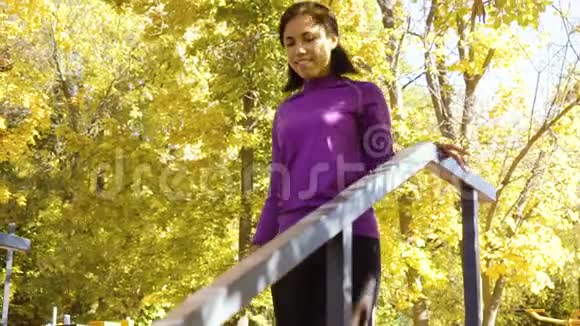 秋天在外面摆姿势的黑色女模特视频的预览图