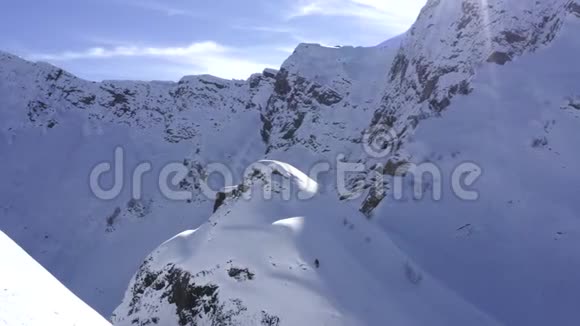 从滑雪板上方俯瞰滑雪板在雪山上行走视频的预览图