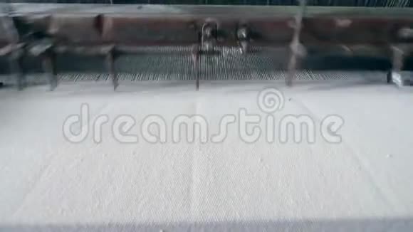 白布正在机械地缝制纺织品生产线视频的预览图