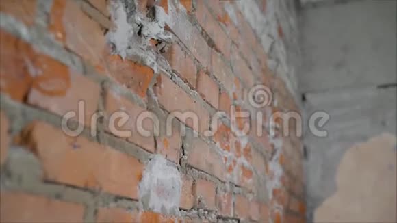 砖房里的旧砌砖视频的预览图