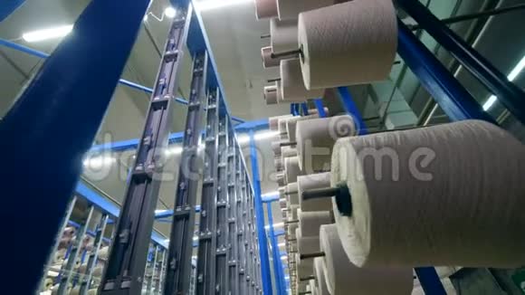 一家装满设备的服装厂的通道纺织生产线视频的预览图