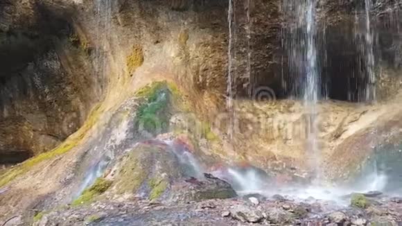 美丽的浅水喀斯特瀑布绿色的苔藓生长在湿滑的石头上高加索人的本性视频的预览图